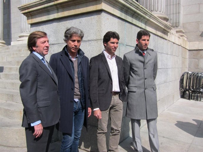Toreros Acuden Al Congreso Para Registrar Una ILP En Defensa De La Tauromaquia