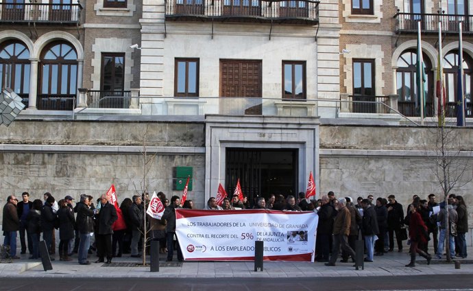 Concentración de los trabajadores de la UGR contra los recortes