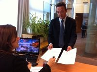 Henríquez de Luna dice que Rajoy "ha empeñado su palabra" en que no ha cobrado sobresueldos en B y él le cree