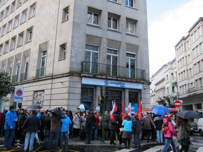 Trabajadores de Novagalicia concentrados ante la oficina central de Santiago