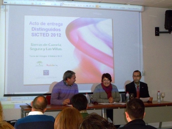 González en el acto de entrega de los distintivos hoy