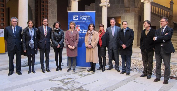 Alicia García con el grupo de trabajo de la Plataforma EVoCH