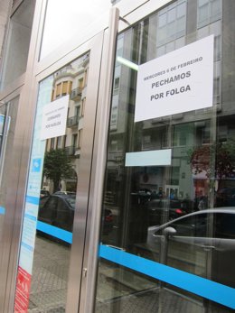Oficina de Novagalicia cerrada por la huelga el 6 de febrero