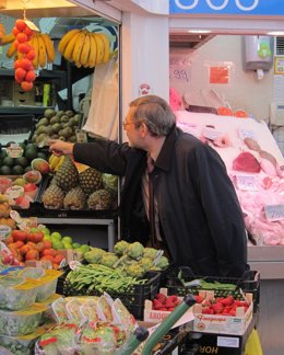 Jaime Lissaveztky visitando el Mercado de Barceló