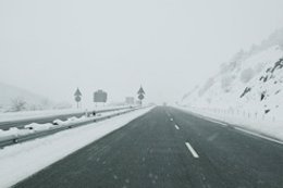 Autovía en situación de vialidad invernal.