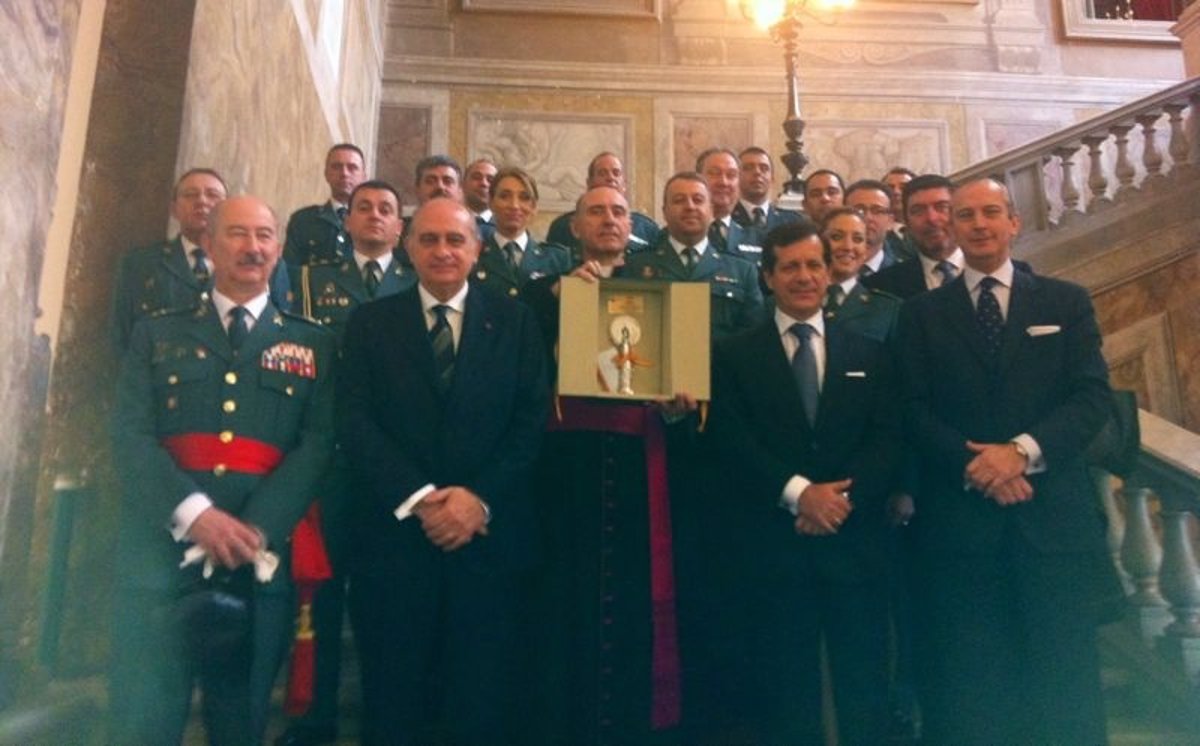 Por qué la Guardia Civil le impone al Papa el tricornio en un acto de Roma