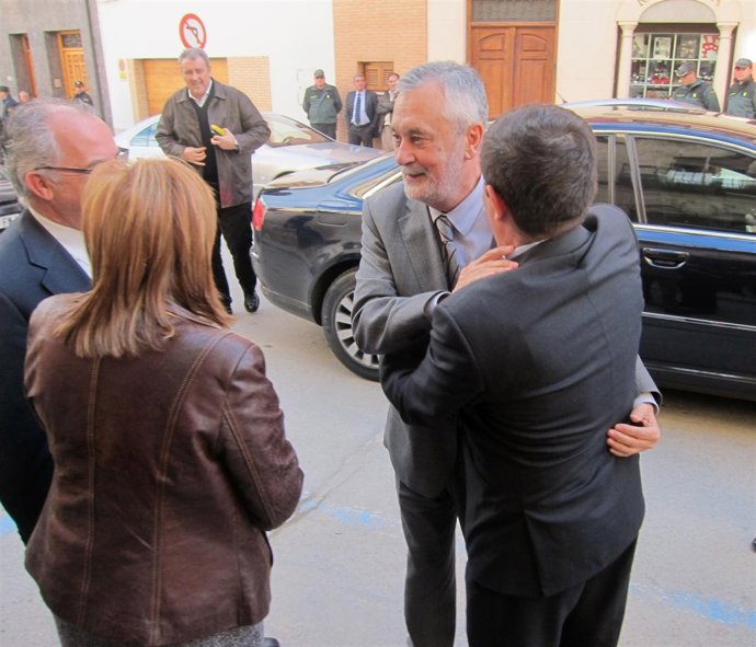 Griñán llega al Ayuntamiento villanovense y saluda a Reyes, Gálvez y Fajardo.