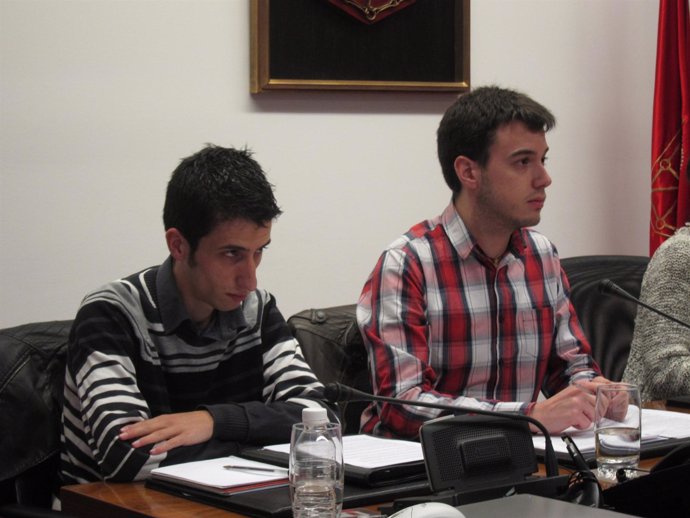 Representantes del Consejo de la Juventud de Navarra en el Parlamento.