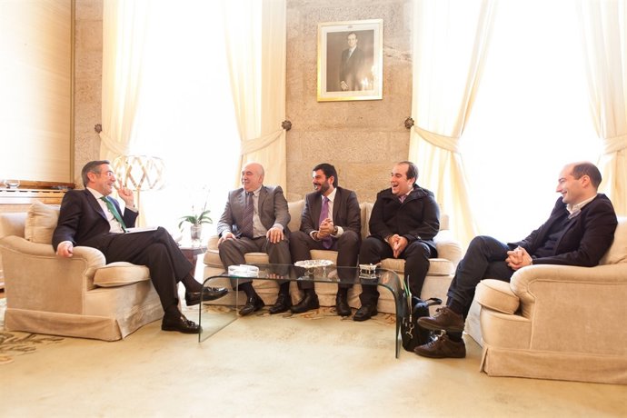 Angel Currás se reúne con representantes de las confradías de Semana Santa