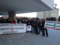 Desalojan a un grupo de mineros de la Tribuna de Invitados tras un debate sobre el futuro del carbón