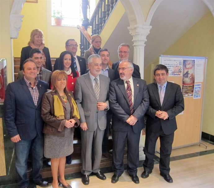 Griñán, con Gálvez y Reyes, posa con la Corporación encabezada por el alcalde.