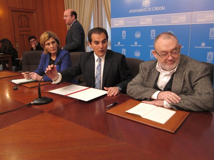 Acto de firma para la adhesión al proyecto Agrópolis por la Junta y Surgenia