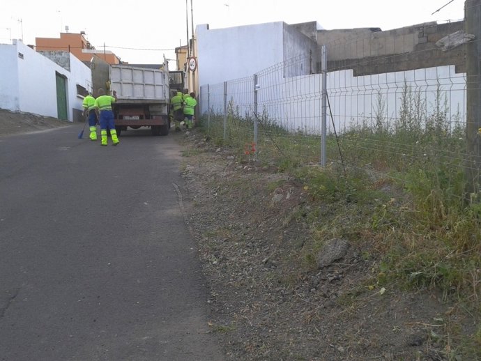 Retirada de residuos de los barrios de El Zardo y El Ebro 