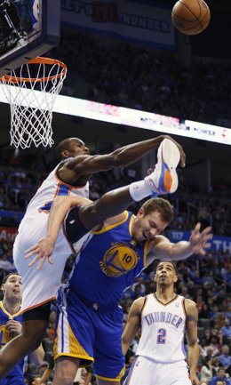 Serge Ibaka tapona a David Lee, Thunder-Warriors