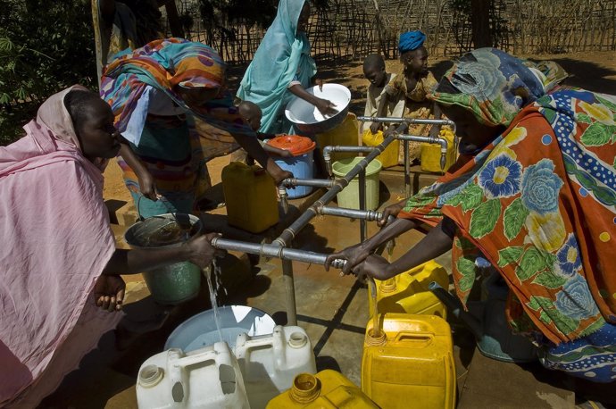 El donativo servirá para regularizar el suministro de agua potable en los campos