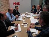 Zarrías (PSOE) advierte que "o se lleva el cumplimiento del déficit al 2016 o es imposible salir del agujero"