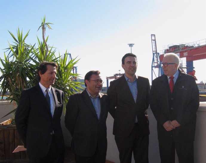Visita de Mario Jiménez PSOE-A al puerto de Málaga a la empresa Noatum