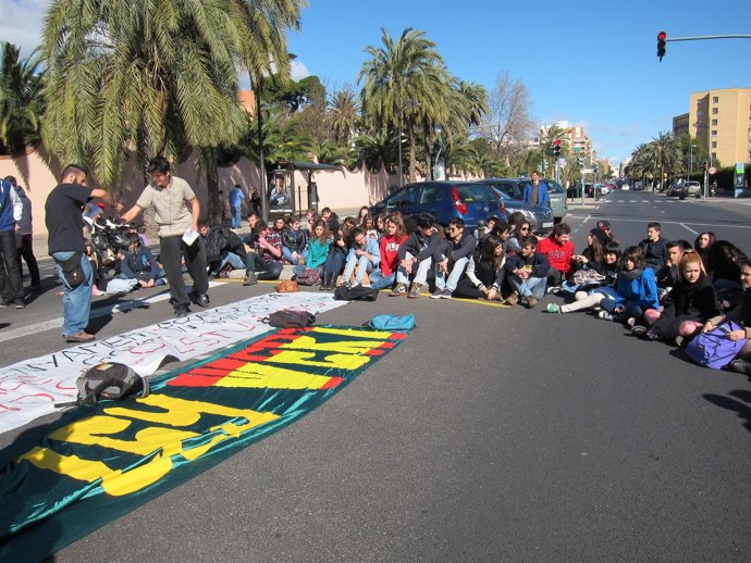 Cortel tráfico de los edtuiantes para realziar una asamblea