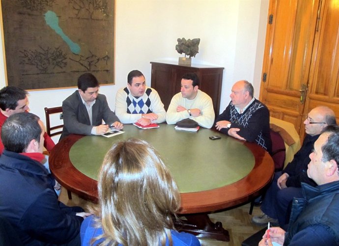 Reyes con representantes sindicales y empleados de Eldon en Martos.