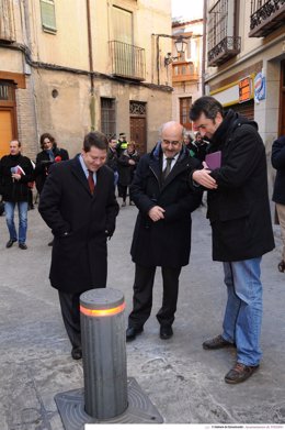 García Page visita los ejes peatonales de la Plaza de Valdecaleros