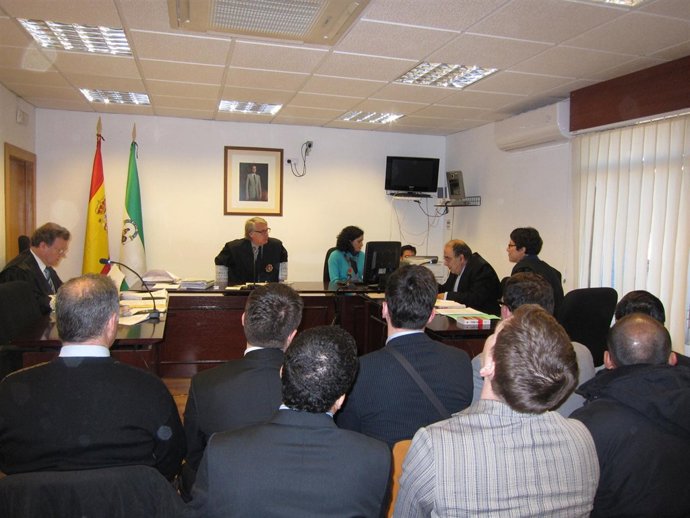 Musulmanes acusados del rezo en la Mezquita durante el juicio