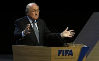 Fútbol.- Blatter: "En el juego siempre hay trampas, nunca pararán"