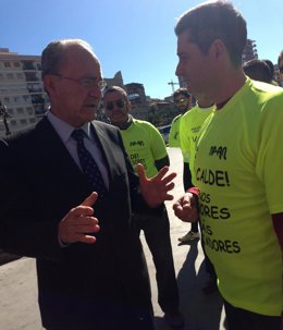 El alcalde de Málaga con policías locales protestando