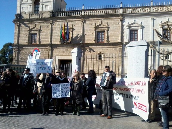 Concentración de promotores y asesores de empleo ante el Parlamento andaluz