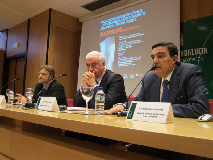 El consejero de Cultura y Deporte, Luciano Alonso, junto a Fiscal y Zarza. 