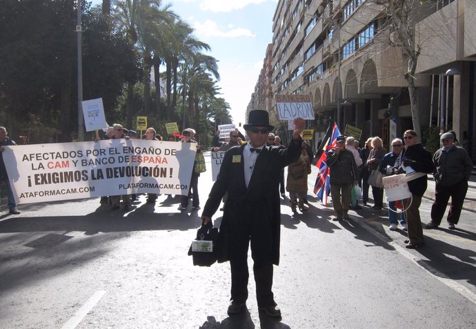 Protesta de la Plataforma CAM ante las puertas del Banco SabadellCAM