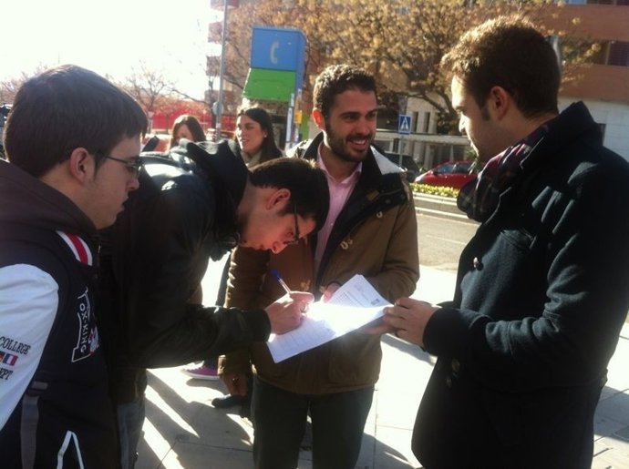Durán participa en la recogida de firmas contra la reforma educativa de Wert.