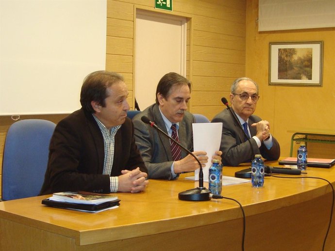 Valeriano Gómez (C), durante la reunión en Segovia