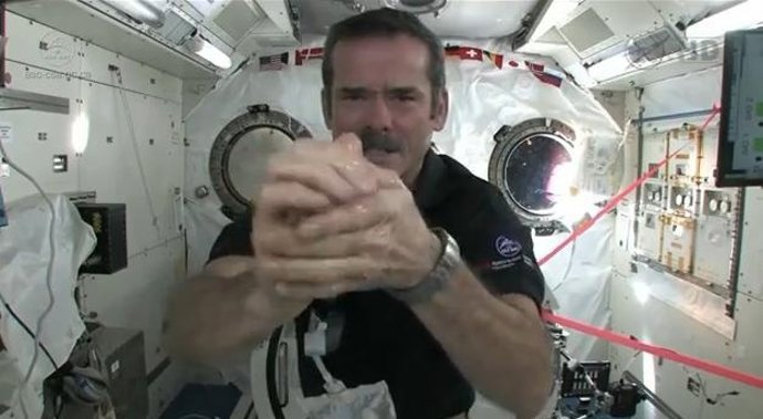 Cómo lavarse las manos en el Espacio