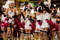 Una dama veneciana en góndola y 'Las Mamachicho', ganadores del concurso de disfraces del Carnaval del Baile de Máscaras