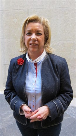 La consejera Dolores Serrat en las Cortes de Aragón