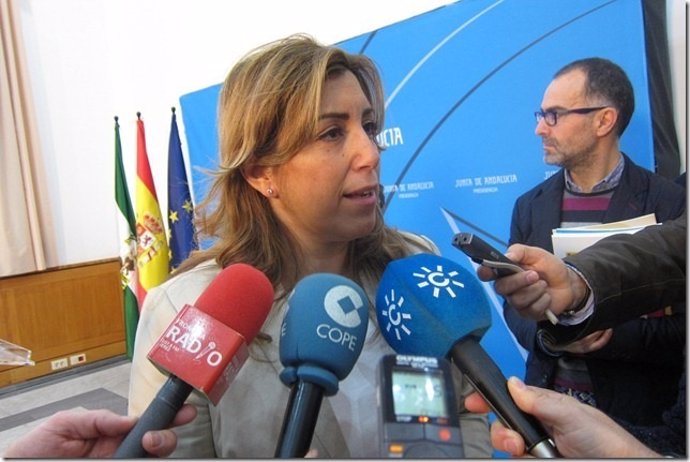 La consejera de Presidencia, Susana Díaz, atiende a los medios