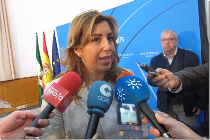 La consejera de Presidencia, Susana Díaz, hoy atendiendo a los medios