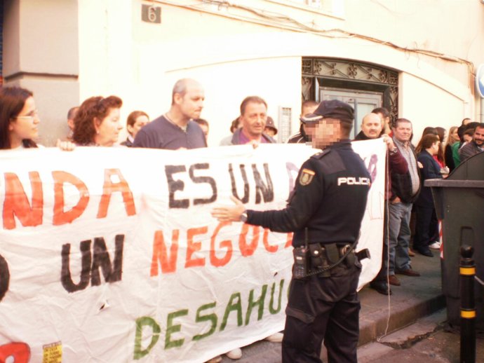 Un Policía Habla Con La Plataforma Afectados Por La Hipoteca