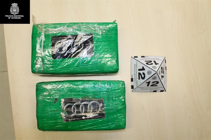 El joven llevaba las dos kilos de cocaína en una mochila