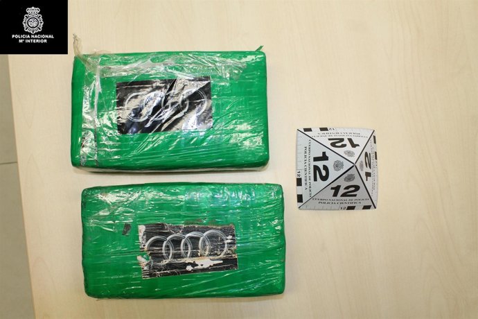 El joven llevaba las dos kilos de cocaína en una mochila