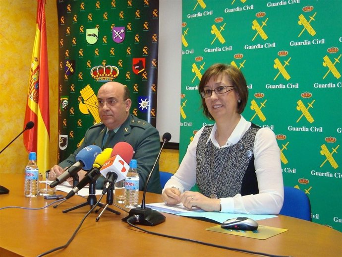 Pilar Sanz, junto al teniente cornel