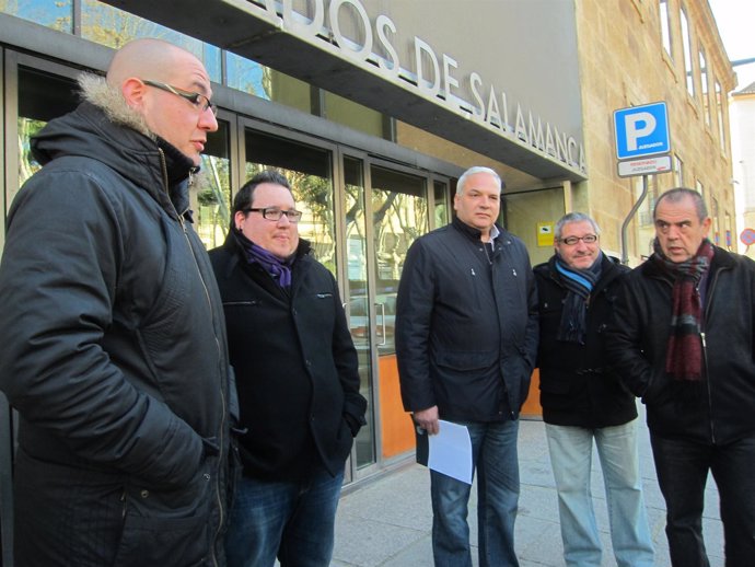 Representantes de la plataforma ante los Juzgados de Salamanca