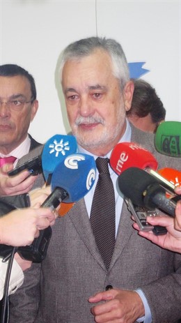 El presidente Griñán atiende a los periodistas