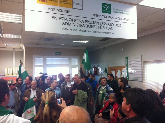 Momento de la movilización de los trabajadores del SAT en oficina de empleo 
