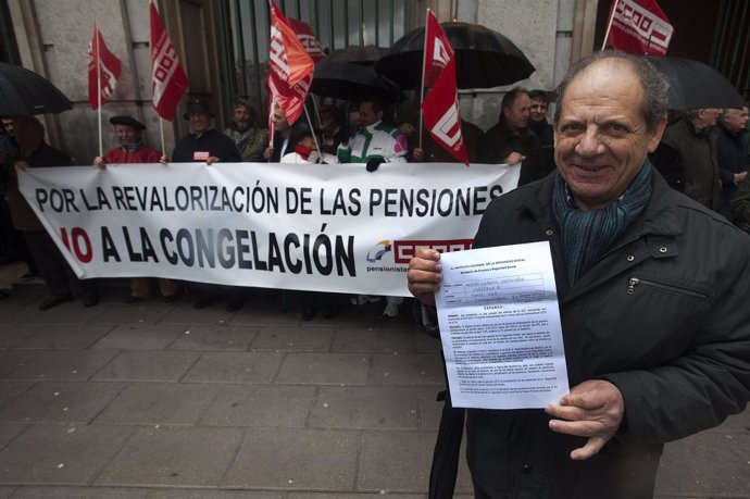 Jubilados y pensionistas se concentran en la sede del INSS en Santander