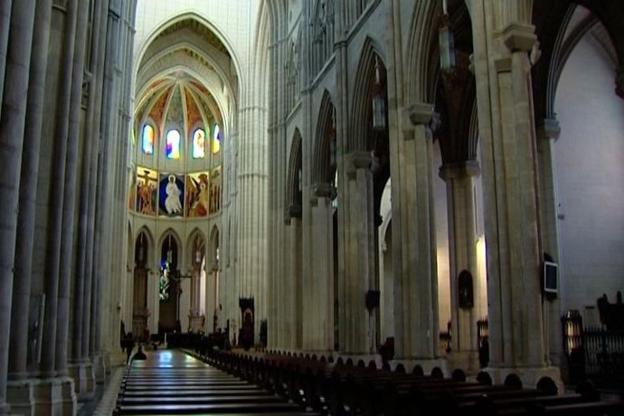 Desactivan un explosivo en la Catedral de la Almudena