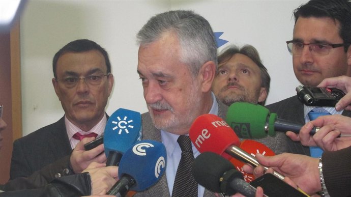 Griñán, atendiendo a los periodistas