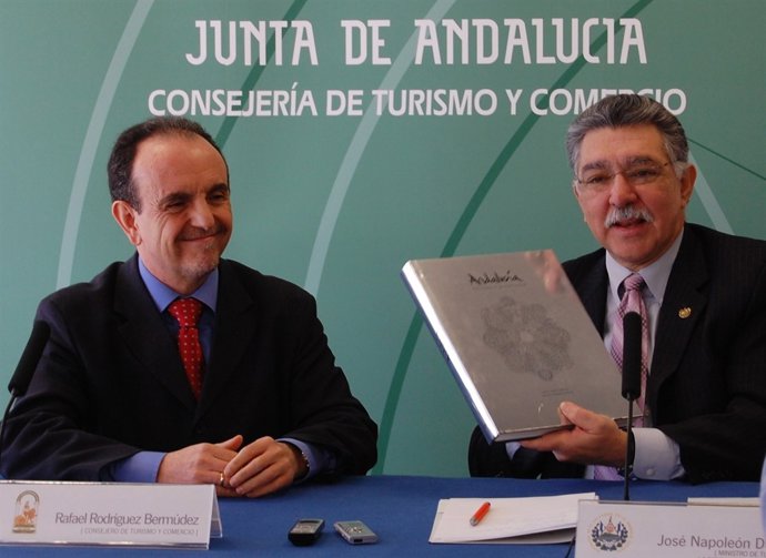 Rafael Rodríguez, y el ministro de Turismo de El Salvador, José Napoleón Duarte