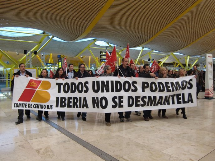 Trabajadores de Iberia protestan en la T4