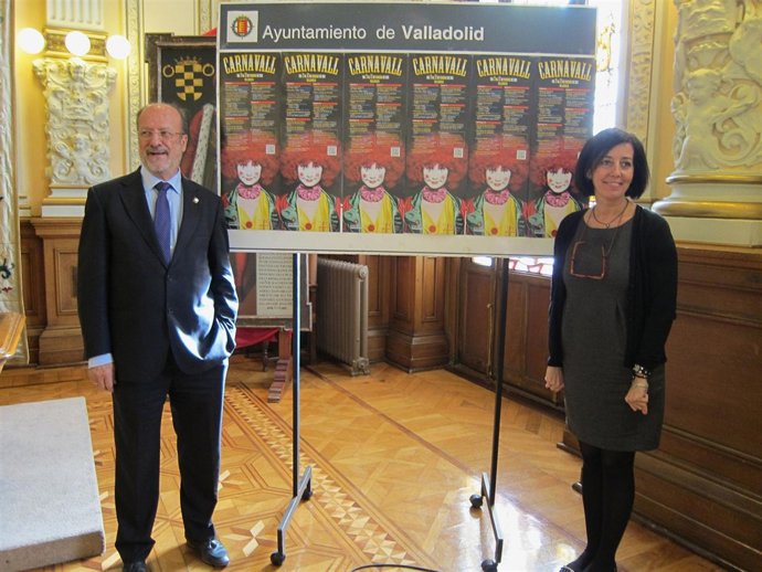 León de la Riva y Mercedes Cantalapiedra posan ante el cartel del Carnaval